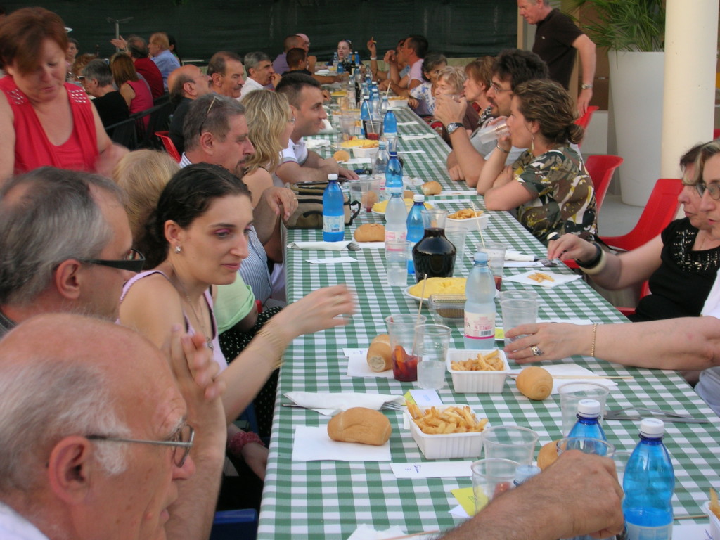 Cena benefica 23 giugno 2012 presso la sede degli alpini di S.Pancrazio. presente Padre Eugenio e il fraetello.