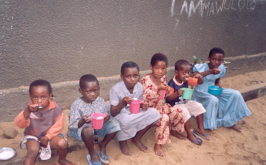 Gruppo di  bambini dell'asilo mentre consumano il loro pasto.